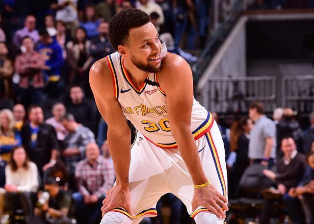  费德勒在湖人比赛中爆冷，回归赛场引发热议！